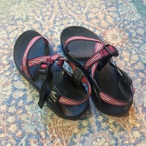 Primary Women’s Chacos 🌜🦋🌹